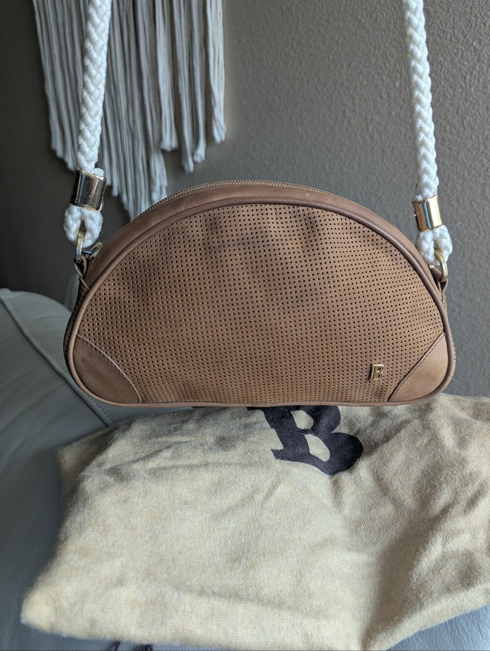 vintage Bally half-moon shoulder bag made of tan perforated suede leather - Picture 9 of 15